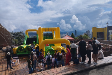 Los Niños y sus familias comparten estos espacios de juego instalados en Los Yarumos.