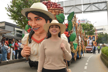Paola Rodríguez, artista y escultora del Carnaval de Negros y Blancos, y pionera del Taller Artístico y creativo Arlexor, posa para la imagen con una de las carrozas gigantes que exhibió en el Desfile de Bienvenida de las candidatas al Reinado Internacional del Café.