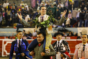 El torero español David Galván saliendo en hombros tras su triunfo en la primera corrida de abono.