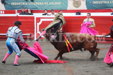 Así fue la cogida del tercero de la tarde al torero colombiano Juan Sebastián Hernández.