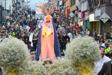 La virgen no solamente estuvo custodiada por la familia Gómez Uribe, sino por los manizaleños que a pesar de la lluvia salieron para hacer parte del homenaje.