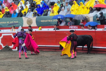El torero manizaleño José Arcila (i), con un vendaje en su pierna derecha luego de ser corneado en la tercera corrida de la Temporada Taurina de Manizales.