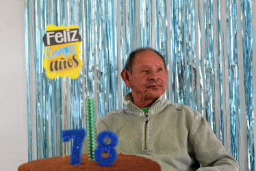 Foto | Rubén Darío López | LA PATRIA En el Centro de Protección del Adulto Mayor San Vicente de Pensilvania le celebraron 78 años a Luis Mario Cardona Cardona, del corregimiento San Daniel. Es conocido en el municipio como Platanito y desde hace seis años vive en ese Centro, luego de ser habitante de calle por 10 años. “Luis Mario tuvo un cambio total en su calidad de vida. Ahora está bien aseado, bien presentado, tiene sus alimentos y una dormida digna. Además del afecto y cariño que recibe aquí, donde dic