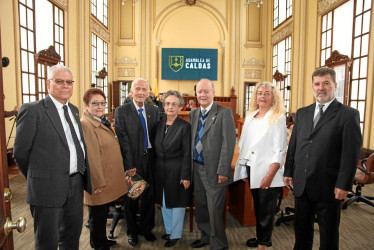 Foto | Argemiro Idárraga | LA PATRIA Antonio Franklin Muñoz, Elsy Marulanda, Óscar Gaviria, María Doralba Arias, Germán Conde Betancur, presidente Sociedad Mejoras Públicas de Manizales; y Bernardo Javier Jiménez.