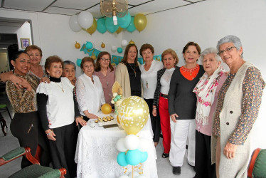 Fotos | Argemiro Idárraga | LA PATRIA Adela Arias, Margot Delgado, Elvira González, Cristina Gálvez, Yolanda Arias, Eunice Castaño, Yorlady Cardona, Gloria, la cumpleañera, Marleny Franco, Lucila Ortiz, Omaira Marín, Esther Peláez, Fanny Cardenas e Inés Jaramillo.