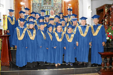 Foto | Rubn Darío López | LA PATRIA 29 bachilleres egresados del Colegio Nacional de Oriente en 1972 se reunieron en Pensilvania con motivo de cumplir 50 años de su graduación. El colegio actualmente se denomina Institución Educativa Pensilvania. Los docentes y directivos les otorgaron el título de Bachiller Emérito. Los participantes, quienes llegaron procedentes de diversas ciudades del país y del exterior dejaron un aporte con el fin de seguir mejorando la calidad educativa de la Institución.