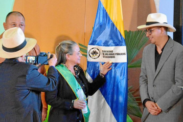 Fotos | Cortesía María Doralba Arias Orozco | LA PATRIA    Juan Carlos Ramírez Aguirre, alcalde de Aguadas, le confirió la Orden del Sombrero Aguadeño, en el marco del Festival Nacional del Pasillo Colombiano, a la Sociedad de Mejoras Públicas de Aguadas. Recibió su presidenta Luz Dary Medina de Osorio.