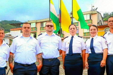 Foto | Archivo particular | LA PATRIA En Manzanares le hicieron un reconocimieto al Cuerpo de Bomberos. En la imagen Luis Ángel Aristizábal, Jhon Fredy González, Víctor Alfonso Castro, Diana Raquel González, Mónica Amaya y José Islén Quiceno.