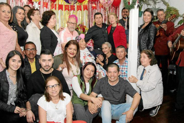 Grupo de hijos y demás invitados.