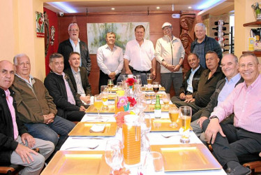 Foto | Argemiro Idárraga | LA PATRIA Con una misa en el colegio Nuestra Señora y una cena en el restaurante El Colmado celebraron el encuentro de egresados Colseñora 1975. Asistieron: Carlos Arango Arango, Alfonso Herrera, Jesús Gómez, Aldemar Castellanos, Carlos Arturo Muñoz, César Zuluaga, Daniel Londoño, Jhon Jairo Urrea, Jairo Arteaga, Gustavo Arango, David López, Ignacio Echeverri y Mauricio Arias.