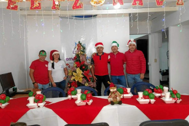 Foto | Henry Giraldo | LA PATRIA Empocaldas organizó un desayuno navideño en todas las seccionales del departamento donde tienen sede. En la foto: Fernando González, Ivón Escobar, Henry López, Yeison Carvajal y Weímar Muñoz, de la sede de Manizales.