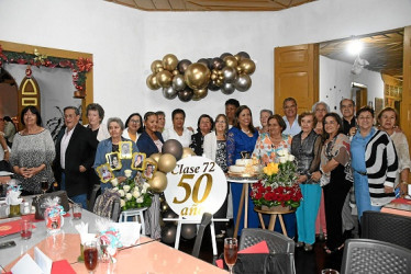 Foto | Albeiro Rudas | LA PATRIA Carmen Andrei Gutiérrez reunió a sus compañeros de la promocion de 1972 de la Normal Rebeca Sierra de Anserma después de 50 años de haber recibido el título de bachilleres. Hicieron un acto especial en el que de manera simbólica recibieron el certificado de bachilleres, participaron de una eucaristía, ofrecieron oraciones por cinco de ellos fallecidos y por último disfrutaron de una comida.