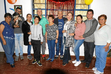 Foto | Archivo Familar | LA PATRIA A Esperanza Sanchez su familia le celebró un año más de vida en una finca situada en el Bajo Tablazo. En la imagen la acompañan María del Carmen Flor, Esteban López Flor, Lina Marcela Flor, Nicolás Ramirez Flor, Giovani Ramírez, la homenajeada, Julio César Flor, Claudia Patricia y Mónica Flor Sánchez, Javier Cardona y María Luisa García.