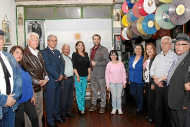 Foto | Argemiro Idárraga | LA PATRIA En la residencia de Javier Márquez se ofreció una despedida, con la presencia de varios artistas, al cantante argentino Dante Alexandro (primero a la izquierda). Con él estuvieron Rodolfo Bustamante, Héctor Javier Ramírez, Jairo Castro Eusse, Javier Márquez, Dante Alexandro, Octavio Zapata Ospina, Esperanza Martínez, Sara Vargas, Amparo Cardona, Gloria Patricia Chica, Jaime Alberto Ospina, Luz Clemencia Castro Buitrago y William Lepineux.