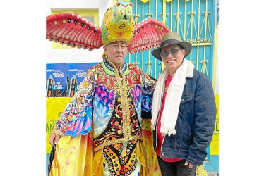 El reconocido reinólogo Jorge Wilson Rodríguez posa al lado de un cuadrillero durante el desfile en el Carnaval de Riosucio.