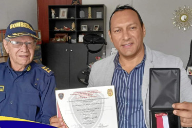 Foto | Cortesía | LA PATRIA El Cuerpo de Bomberos Voluntarios del municipio de Viterbo realizó un reconocimiento de Medalla al Honor al alcalde Jhon Mario Giraldo Arrubla por su gestión y apoyo en pro del Cuerpo de Bomberos del municipio.