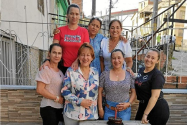 Foto | Archivo Particular | LA PATRIA    A Olga Giraldo sus amigas le celebraron el cumpleaños. La acompañan en la imagen, arriba, Nubia Giraldo, María Elena Giraldo y Beatriz Forero. Abajo, Elvira Giraldo, Nelly Valencia, la homenajeada y Claudia Muñoz.