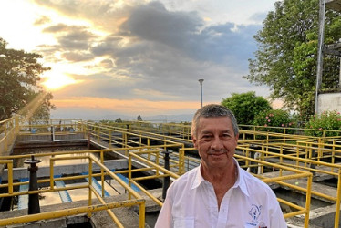 Foto | Henry Alberto Giraldo | LA PATRIA Germán Gálvez Ramírez, en su último turno el 29 y 30 de enero, a las 6:00 a.m., terminó labores como operador de la Planta Los Urapanes, de Neira. Dice que da nostalgia dejar la empresa donde laboró 34 años y dos meses. Ahora se va a disfrutar su pensión. Éxitos en su nueva etapa de vida.