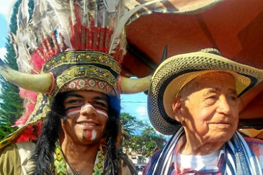 Foto | Leonidas Guerrero | LA PATRIA El nieto del Indio Comanche, José Manuel Correa y Darío Trejos "El Buque" recibieron un homenaje de parte del colectivo carnavalero Matachinocracia. Darío Trejos, sigue promocionando, defendiendo la tradición cultural y la literatura carnavalera. La actividad se hizo en el atrio del templo de La Candelaria.