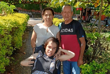 foto | Arcivo Familiar | LA PATRIA Dora Libia Agudelo Sánchez, Estefany Cortés Agudelo y Herney Cortés. Hicieron un paseo por la zona cafetera de Palestina.