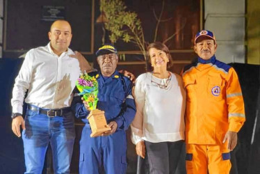 Foto | Jorge Eliecer Zapata Bonilla | LA PATRIA Los organismos de socorro: Bomberos Voluntarios y Defensa Civil fueron seleccionados como el personaje del año en Supía, esta distinción se da debido al trabajo realizado en la emergencia ocurrida en la localidad el pasado 3 de septiembre. El alcalde, Marco Antonio Londoño Zuluaga les entregó la distinción, una estatuilla realizada por el artista José López.