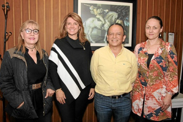 Foto | Argemiro Idárraga | LA PATRIA La representante a la Cámara Juana Carolina Londoño compartió en el Café Cultural Teatro Los Fundadores un algo con Fanery Libreros, Carlos Humberto Velásquez y María Fernanda Gómez Díaz.