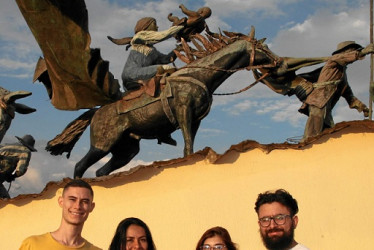 Foto | Argemiro Idárraga | LA PATRIA Juan David Aristizábal, Zoraida Castrillón, María Márquez y Cristian Bedoya, de visita en el monumento a los Colonizadores.