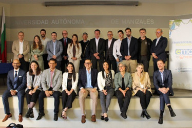 El alcalde de Manizales, Carlos Mario Marín, junto con el grupo asistente al evento.