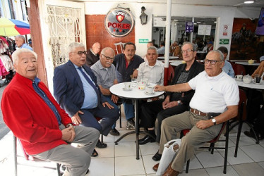 Foto | Argemiro Idárraga | LA PATRIA   Octavio Zapata Ospina, Ramón Correa, Ramiro Arango, Julio Ramírez, Francisco Bermúdez, Jorge Enrique Mejía, y Oscar Duque Reyna, de tertulia en el café El Graduado.