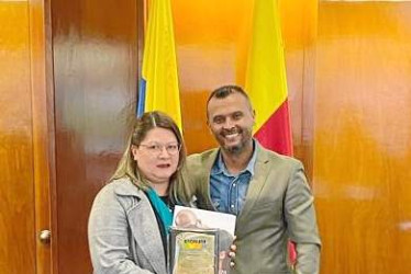 Foto | Cortresía Universidad de Manizales | LA PATRIA Ascofade le otorgó una placa conmemorativa al Instituto Pedagógico de la Universidad de Manizales por sus 25 años de fundación. En la fotografía, Carlos Andrés Hurtado, secretario de la junta directiva nacional de Ascofade, y Angela Cadavid, directora del Instituto Pedagógico de la Universidad de Manizales.