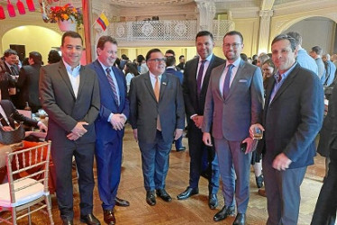 Jorge Vallejo, Bill Burlew, director ejecutivo de USCBP United States Colombia Business Partnership; Francisco Palmieri, encargado de negocios de los Estados Unidos en Colombia; Cesar Vence, ejecutivo del Consejo Empresarial Estados Unidos y Colombia; Luis Carlos Velásquez, Gobernador de Caldas; y Andrés Elías Borrero, Gerente Industria Licorera de Caldas.