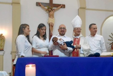 Foto | Suscriptor | LA PATRIA Al niño Samuel Carvajal Mejía, hijo de Andrés y Viviana, lo bautizó monseñor Tulio Duque Gutiérrez, obispo emérito de Pereira. Margarita Mejía Gaviria y Andrés Felipe Arias González son sus padrinos.