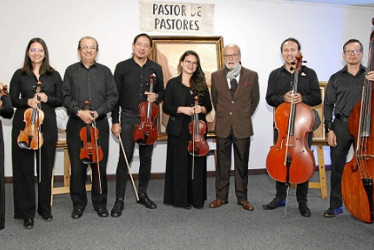 Orquesta de Cámara de Caldas con su director, Humberto Gallego.