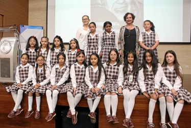 Adriana Villegas Botero junto a las estudiantes del grado quinto del Colegio Perpetuo Socorro.