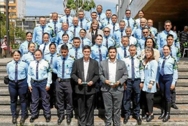 Cristian Mateo Loaiza, secretario de movilidad, junto al cuerpo de agentes de transito.