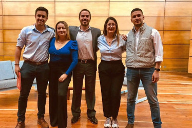 Foto | Cortesía | LA PATRIA Grupo de trabajo de Manizales Cómo Vamos: Mateo Becerra Restrepo, integrante de la línea técnica; Mariana Corredor Lucuara, líder de proyectos sociales; Daniel Hurtado Cano, director; Margarita María Laverde Galvis, líder de comunicaciones; y Gabriel Alfonso Mogollón Rojas, líder técnico del programa.
