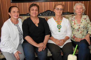 Foto | Argemiro Idárraga | LA PATRIA Encuentro de amigas en el Café del Teatro los Fundadores. En la foto: Mariela García León, Ruth Tabares Arboleda, Rubiela Ceballos y Stella Vélez Castaño.