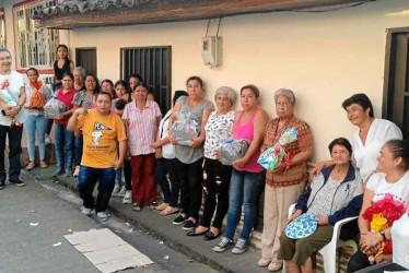 Foto | Cortesía | LA PATRIA La junta de acción comunal del Barrio de Occidente, en Anserma, convocó a todas las madres para una tarde recreativa y de entrega de detalles. Los líderes comunales desarrollaron esta actividad en la calle del barrio que contó con la asistencia de gran número de mujeres, especialmente cabeza de familia que disfrutaron de una tarde de esparcimiento y de paso recibieron su regalo.