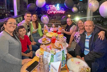 Fotos | Cortesía | LA PATRIA Con una cena, la familia de Samuel Trujillo celebró su cumpleaños en el restaurante la Shiraka. En la foto de izquierda a derecha: Yenny Machuca, Ian Herrera, Samuel Trujillo, Laura Lotero, Miriam Boada, Adriana Rincón y Jairo Pineda