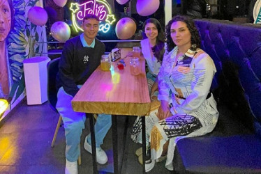 Foto| Cortesía| LA PATRIA En el restaurante La Shiraka festejaron el Día de la Madre con una comida. De izquierda a derecha: Esneider Ramírez, Karol Ramírez y Carolina Ramos.