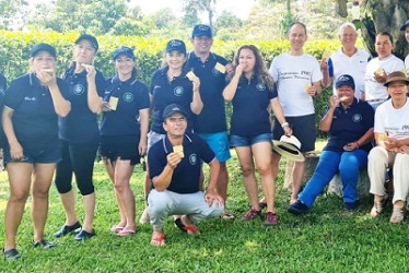 Foto | Henry Alberto Giraldo | LA PATRIA Exalumnos de la Promoción de 1987, del colegio el Rosario en Manzanares (Caldas), se reencontraron en un día de campo en el sector de Santágueda, para compartir experiencias vividas en estos 36 años de egresados. En la imagen: Martha Yolanda Ruiz,Cielo Ospina, Olga Roselia García, Luz Marina Hernández, Adriana Ballesteros, Ariel Marín, Víctor Hugo Hernández, Lucero Tangarife, Jhon Pinenda, Alcibiades Botero, Janith Santa, Luz Dary López, Lucila Montes, Luz Helena Moz