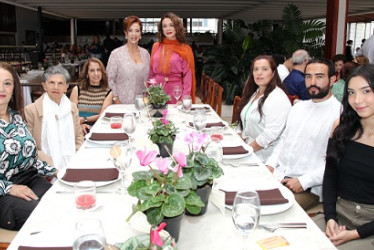 Fotos | Argemiro Idárraga | LA PATRIA Esperanza Arboleda Montoya, Alicia Montoya Giraldo, Martha Montoya Giraldo, Adriana Rivera Montoya, Margarita Montoya Giraldo, Elsa Arboleda Montoya, Santiago Escobar Arboleda y Salomé Ramos Arboleda.