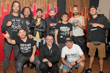 Foto | Argemiro Idárraga | LA PATRIA Desarme, banda bogotana de punk rock, celebró sus 30 años de vida artística en Atardeceres de Chipre. Se presentó  junto a Los Zánganos. Mario Suárez, Diego León, Raúl Casas, Juan Gómez, Julián Aranguren, Jorge Marulanda y Pablo Bernal. Abajo: Andrés Murcia, Daniel Mora y Juanma Sandoval.