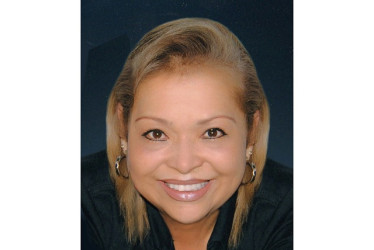 Confieso que me haces tanta falta para decirme "todo va a estar bien" para escucharme sentada con tu taza de café. Sonrío al descubrir tus mil maneras de quererme. Lloré porque tu voz ya no está en la casa, reí porque me amaste con todo tu ser, es una mezcla que me agarra el alma y rompe en cada esquina de mi ser. ¿Y cómo no?, si eras mi todo, ¿y cómo no?. Carlos Eduardo Carmona Arias.