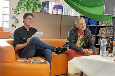 Foto | Cortesía | LA PATRIA En la Biblioteca Pública Municipal Juan de Dios, del municipio de Aranzazu, el escritor aranzacita Rubén Darío Zuluaga Gómez presentó su más reciente libro "Lo Dijo Casandra", en medio de un conversatorio con el estudiante universitario Nixon Orlay Salazar González y la participación de un selecto auditorio. Zuluaga Gómez es además actor, director, dramaturgo, amante del teatro desde su adolescencia; ha escrito en varios periódicos del país y es docente de la Universidad de Calda