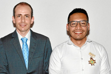 Juan Pablo Ospina Rosas, alcalde de Salamina, y Carlos Ánderson García Guerrero, secretario de Planeación de Caldas, durante el reconocimiento.