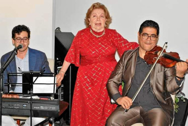 Fotos | Lector | LA PATRIA Blanca Stella García de Valencia acompañada de los músicos que tocaron para festejar su cmpleaños.