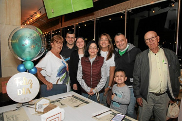 Foto | Argemiro Idárraga | LA PATRIA Amanda Escobar Herrera, Juan Esteban Ocampo, Sofía Pérez, María Offir García, Juliana Mira, Fredy Ocampo, Federico Ocampo y Carlos Ariel Ocampo también eligieron el restaurante La Azotea para celebrar el Día del Padre.