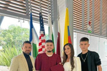 Foto | Cortesía | LA PATRIA Alejandro Jiménez Cardenas obtuvo su grado del Colegio Granadino. En la foto lo acompañan Dayro Alberto Jiménez Ospina, María del Pilar Cárdenas Pineda y Simón Jiménez Cárdenas.