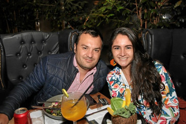 Foto | Argemiro Idárraga | LA PATRIA Camilo Duque Valencia y Daniela Ocampo González se reunieron en una cena de aniversario de novios en el restaurante Dauntaun.